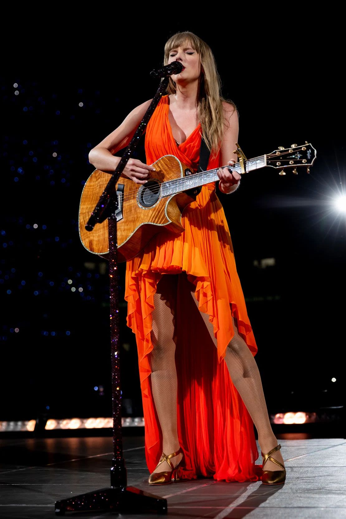 Cavalli vuelve a sorprender con este vestido escalonado en color fuego que lució Swift aquí durante una actuación en Madrid el 29 de mayo.