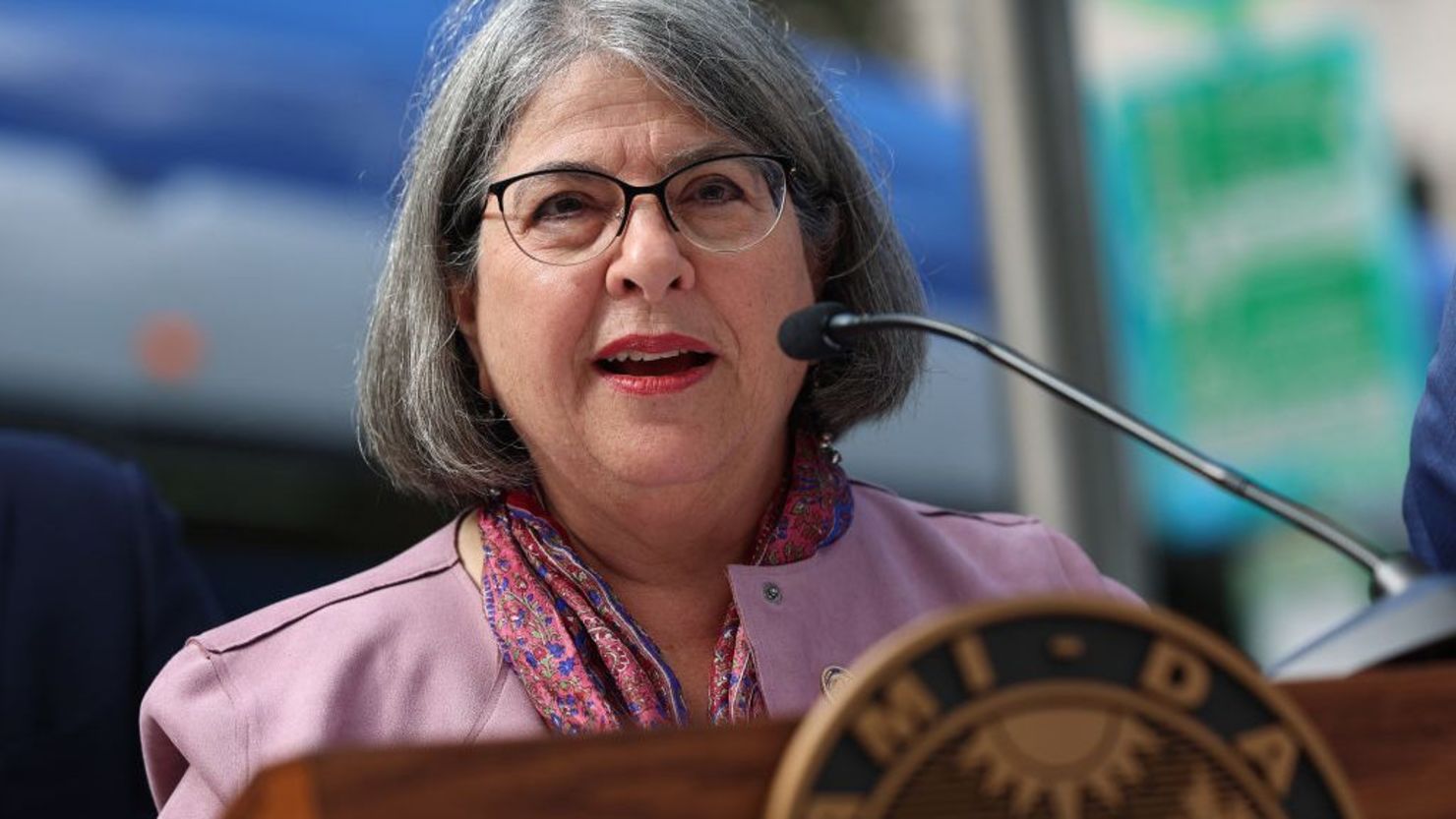 La alcaldesa del condado de Miami-Dade, Daniella Levine Cava, habla con los medios de comunicación mientras presenta los nuevos autobuses eléctricos de la ciudad el 02 de febrero de 2023.