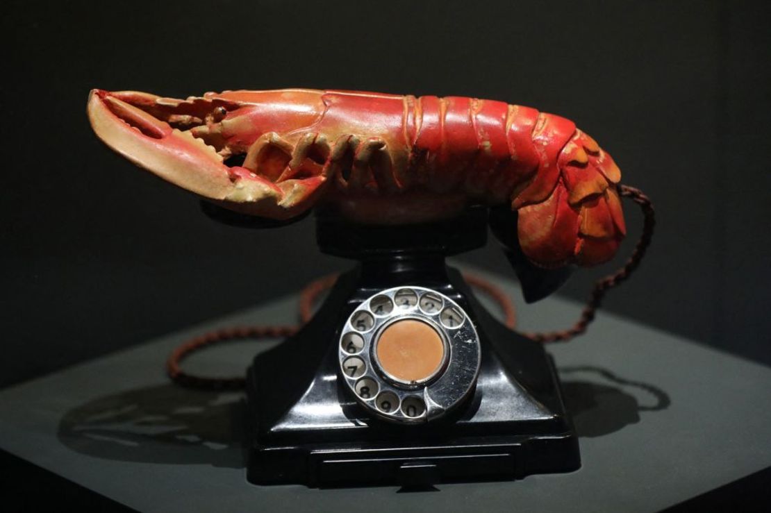 El surrealista Salvador Dalí volvía continuamente a la langosta como motivo lúdico y erótico en su obra, quizá el más famoso con "Teléfono langosta" de 1936. Crédito: Isabel Infantes/AFP/Getty Images