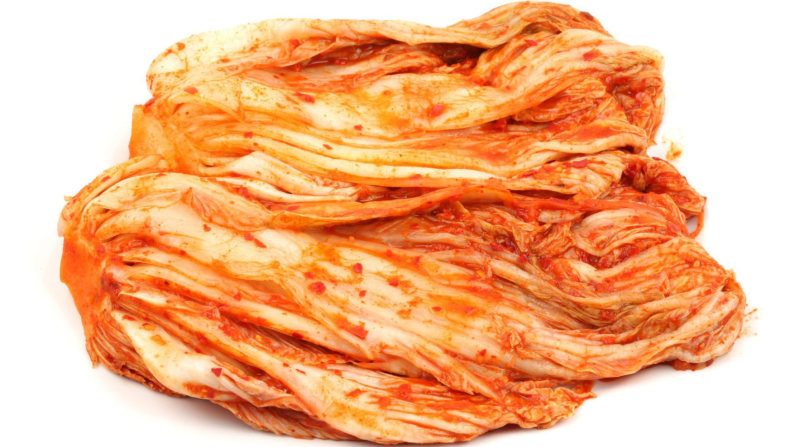 Kimchi. No, no estás viendo las tripas de un animal; en realidad es col china fermentada. Se trata de un tradicional platillo coreano; el kimchi a menudo tiene un sabor picante y ácido, probablemente porque ha sido fermentado bajo tierra en frascos durante meses. Para la mayoría es un sabor adquirido, pero los coreanos comen una de las cientos de variedades en cada comida, y por lo tanto se aprovechan de los muchos antioxidantes, vitaminas y fitoquímicos del kimchi.