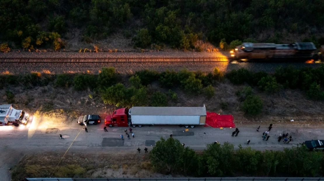 En esta vista aérea, miembros de las fuerzas del orden investigan un tractor con remolque el 27 de junio de 2022 en San Antonio,,Texas