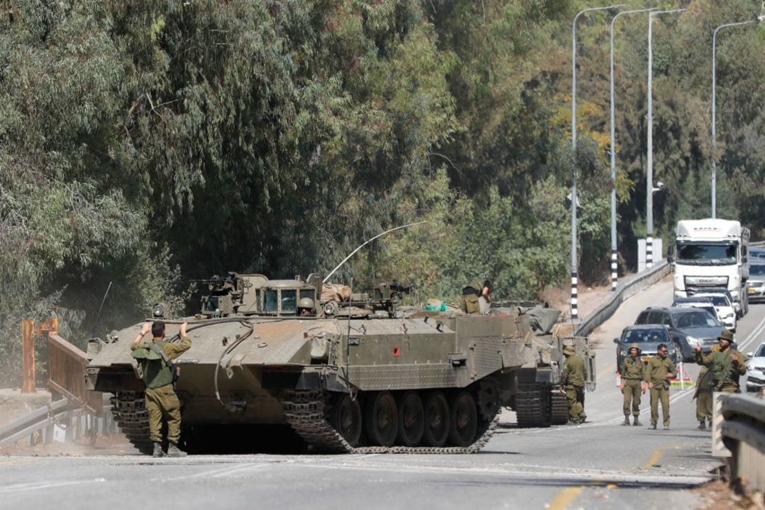 Soldados israelíes en vehículos blindados conducen por una calle cerca de la ciudad norteña de Kiryat Shmona, cerca de la frontera con el Líbano, el 13 de octubre de 2023.