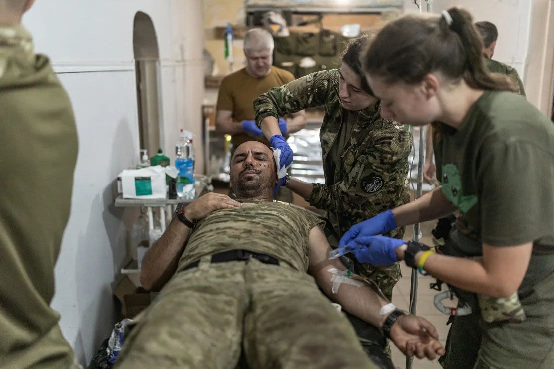 Médicos del ejército ucraniano atienden a un soldado herido en un punto de estabilización en dirección a Pokrovsk.