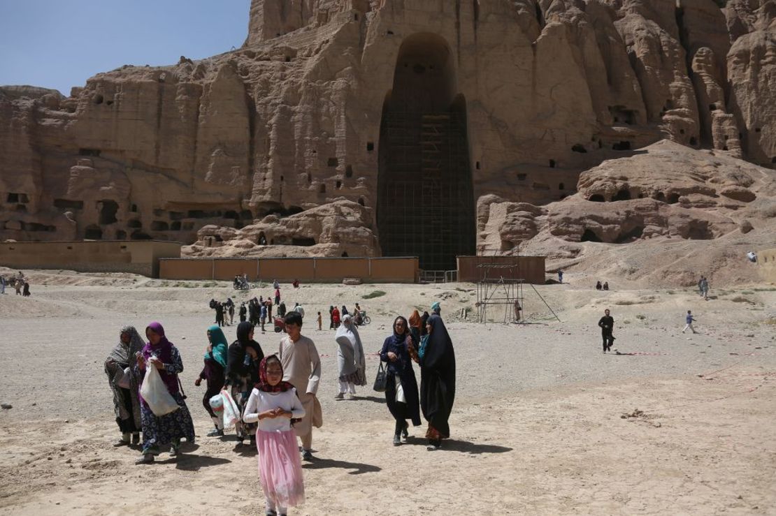 Las ruinas de las estatuas gigantes de Buda en la provincia de Bamiyán son un atractivo para los turistas a pesar de su destrucción por los talibanes en 2001. Crédito: Xinhua/Shutterstock