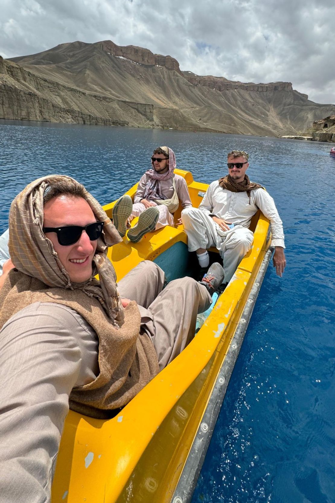 El creador de contenidos Ben Herskowitz y unos amigos disfrutan de una excursión en barca a pedales por un lago del parque nacional de Band-e-Amir. Crédito: Ben Herskowitz