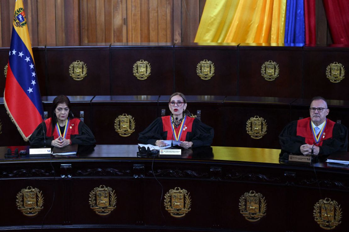 La presidenta del Tribunal Supremo de Justicia (TSJ) de Venezuela, Caryslia Rodríguez, pronuncia un comunicado del Tribunal Supremo de Justicia de Venezuela sobre las elecciones presidenciales del país en el edificio del TSJ en Caracas el 22 de agosto de 2024.