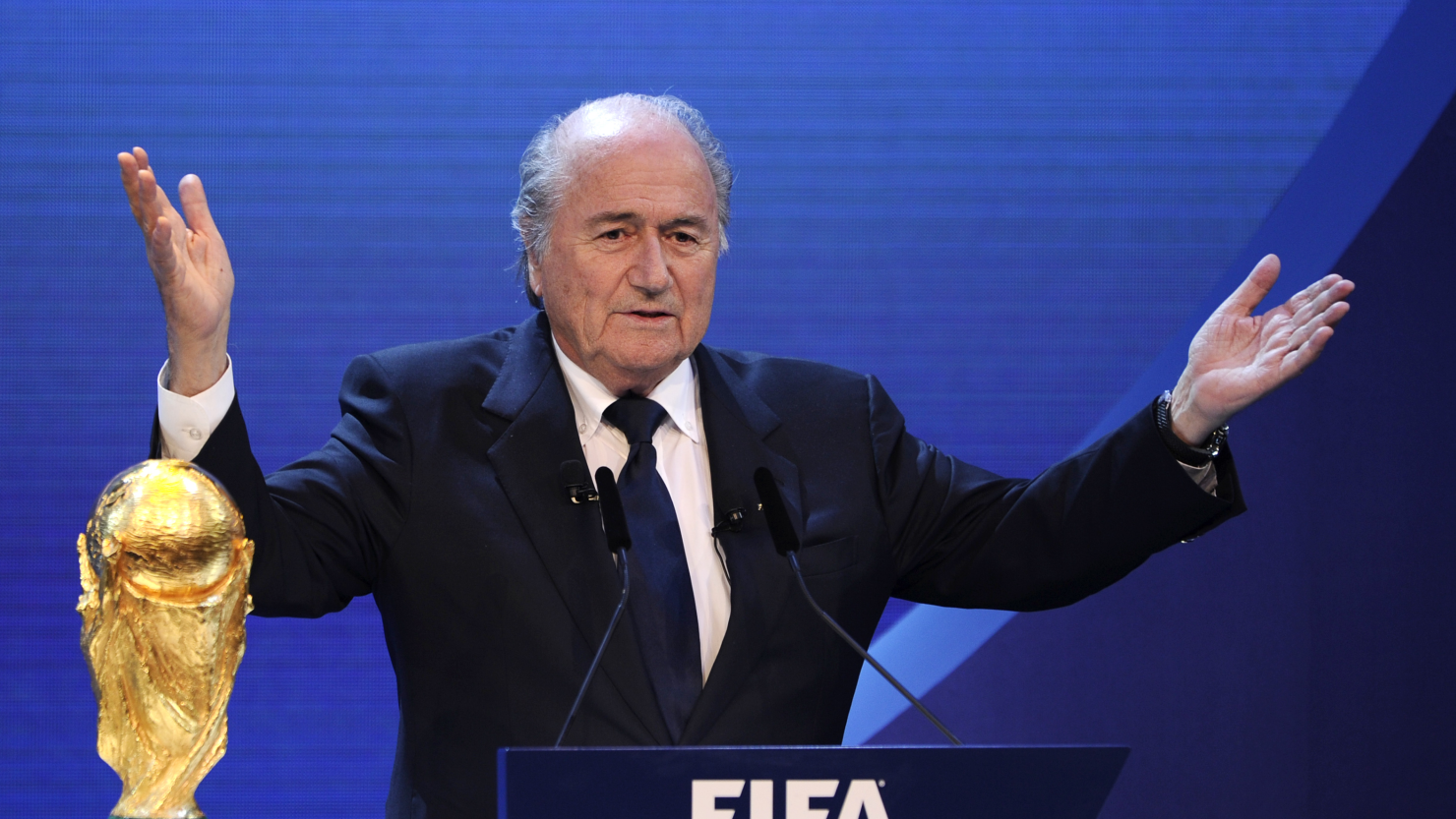 Joseph Blatter seguirá al mando de la FIFA a pesar del escándalo de corrupción más reciente