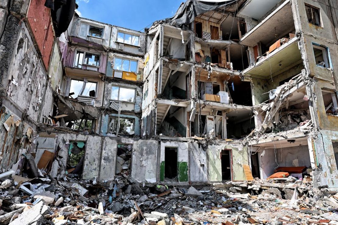 Restos de un edificio residencial destruido por los bombardeos rusos el 11 de agosto en Myrnohrad, Ucrania. Crédito: Yan Dobronosov/Global Images Ucrania/Getty Images