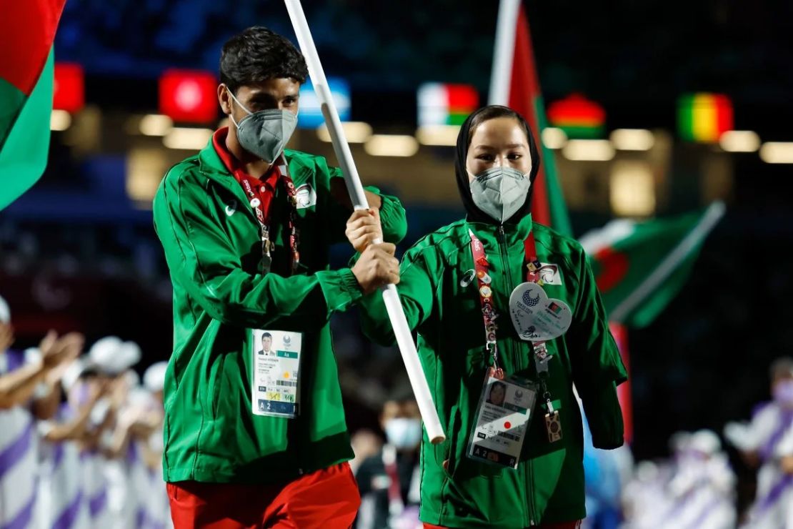 Hossain Rasouli (izquierda) y Zakia Khudadadi llevan la bandera de Afganistán en la ceremonia de clausura de los Juegos Paralímpicos de Tokio. Crédito: Issei Kato/Reuters.