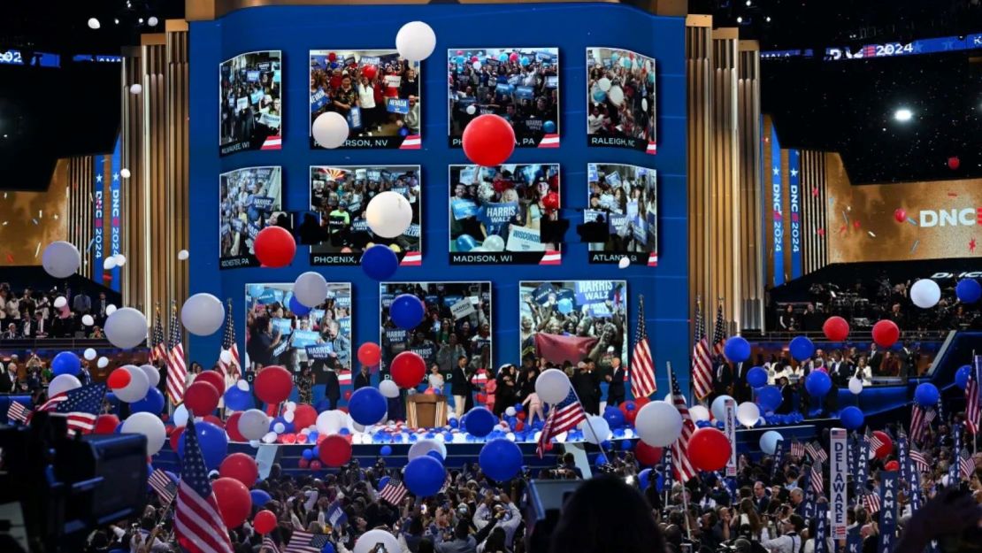 Globos caen al final de la Convención Nacional Demócrata en Chicago, el 23 de agosto de 2024.