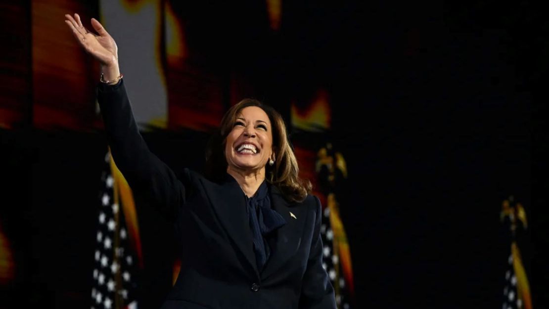 La vicepresidenta de EE.UU., Kamala Harris, gesticula durante la Convención Nacional Demócrata en el United Center de Chicago, el 22 de agosto de 2024.