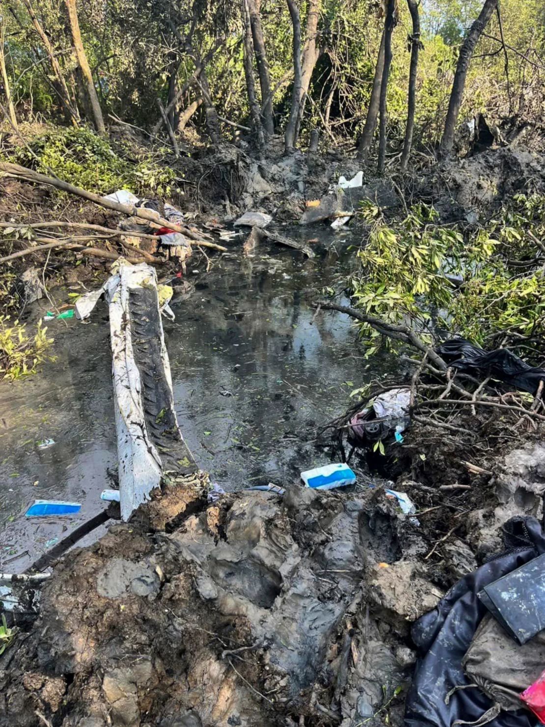 Los restos de la aeronave se ven en el lugar del accidente en la provincia de Chachoengsao, Tailandia, el 22 de agosto de 2024.