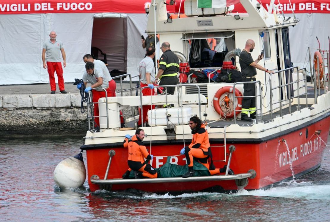 Buzos de los Vigili del Fuoco, el cuerpo italiano. Elementos realizan labores de recuperación de cuerpos en la parte trasera del barco en Porticello, cerca de Palermo, el 21 de agosto de 2024, dos días después del hundimiento del yate de lujo Bayesian, de bandera británica. (Foto: ALBERTO PIZZOLI/AFP via Getty Images).