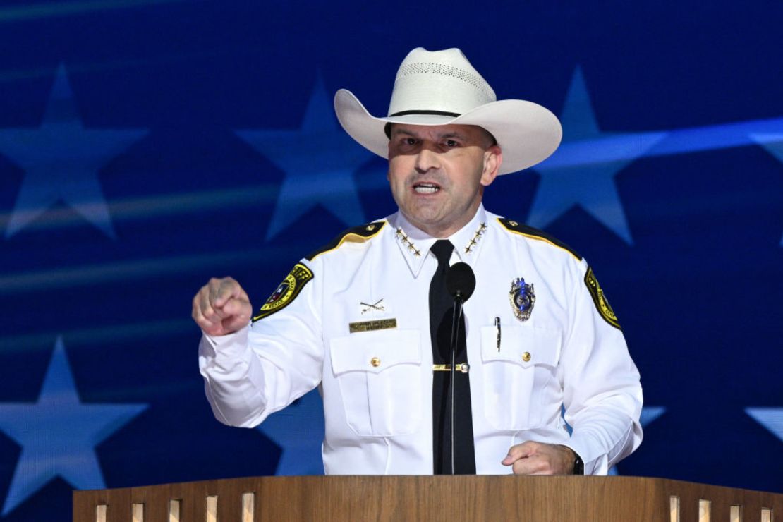 El sheriff del condado de Bexar, Texas, Javier Salazar, habla en el tercer día de la Convención Nacional Demócrata en el United Center en Chicago, Illinois, el 21 de agosto de 2024.