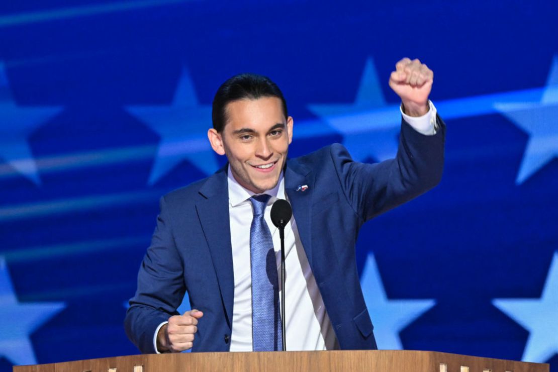 El creador de contenido Carlos Eduardo Espina habla en el tercer día de la Convención Nacional Demócrata en el United Center en Chicago, Illinois, el 21 de agosto de 2024.