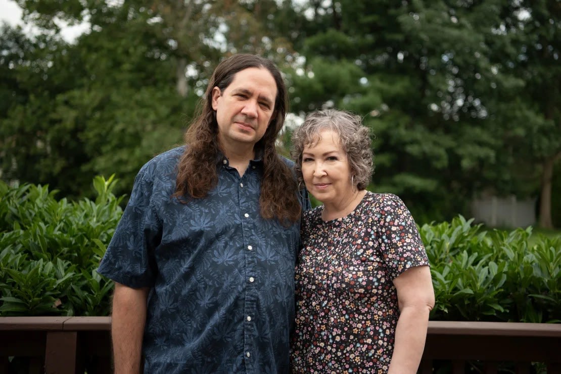 Francine Milano con su marido, Kris Brackin. Ella hubiera preferido viajar desde su casa en Pensilvania hasta el vecino estado de Nueva Jersey para recibir asistencia médica para morir, pero allí sólo está permitido para los residentes del estado. En cambio, ha decidido morir en Vermont, uno de los dos estados que permiten explícitamente la asistencia médica para morir a los no residentes.