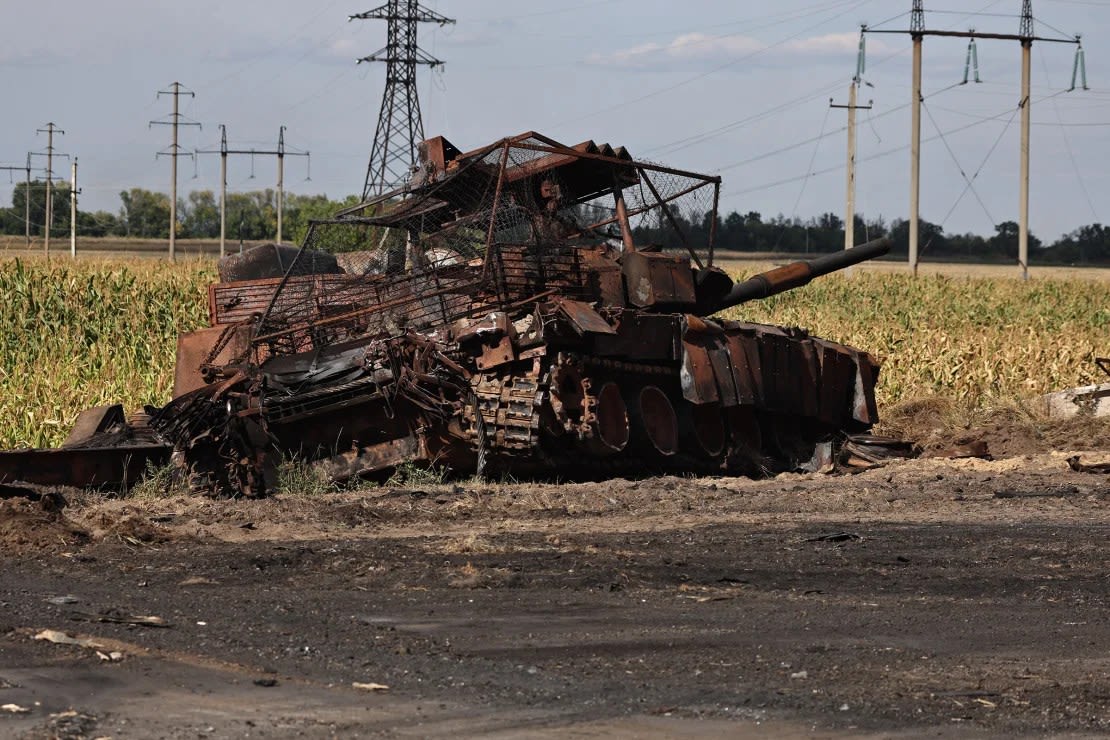 Un tanque ruso destruido se encuentra en las afueras de la ciudad rusa de Sudzha, controlada por Ucrania, en la región de Kursk, el 16 de agosto de 2024, 10 días después de que Kyiv lanzara una importante contraofensiva transfronteriza. (Foto: Yan Dobronosov/AFP/Getty Images).