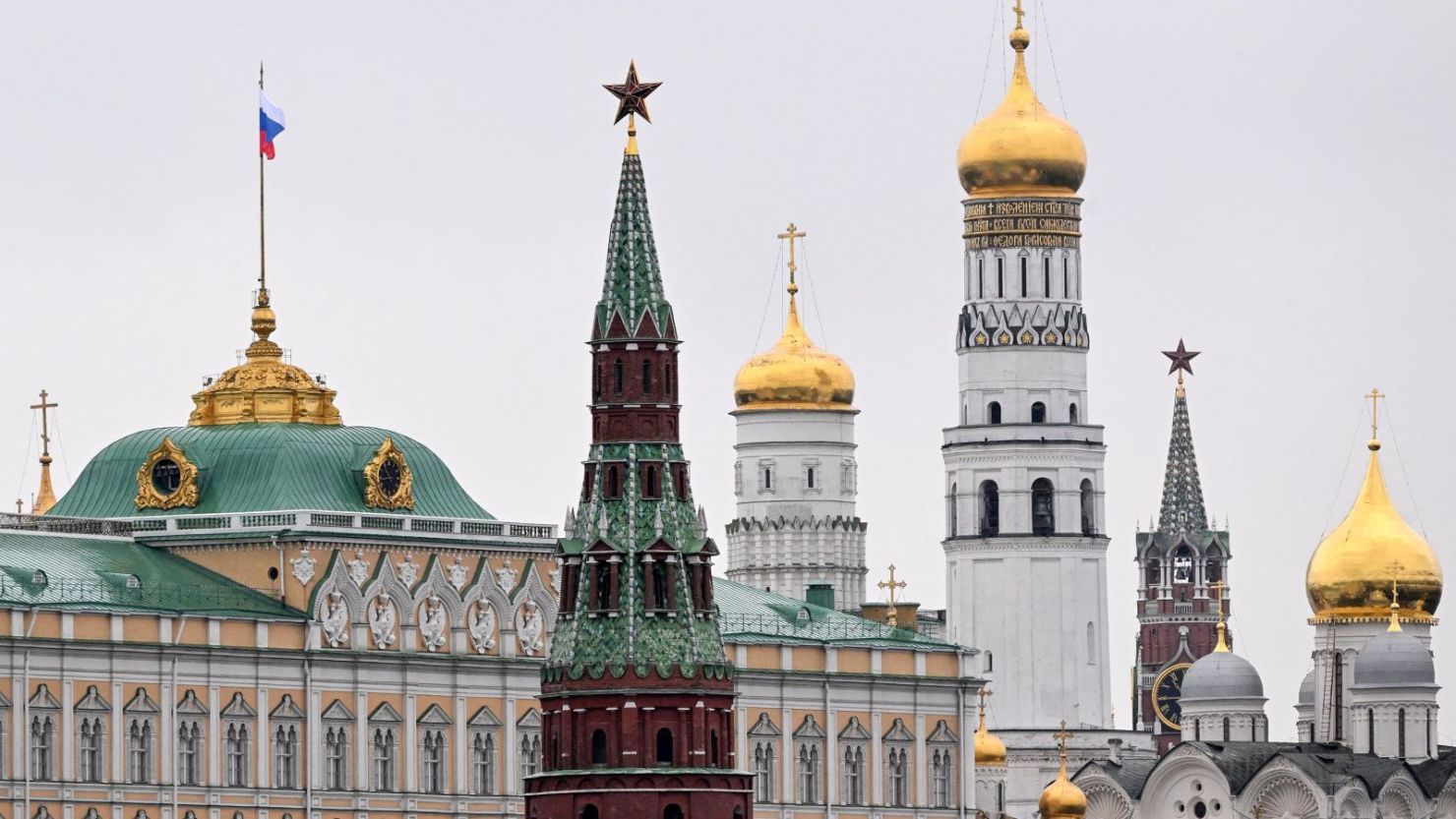 Vista general de las torres del Kremlin y la catedral de Iván el Grande antes de la ceremonia de investidura del presidente electo de Rusia, Vladimir Putin, en el Kremlin en Moscú el 7 de mayo de 2024.