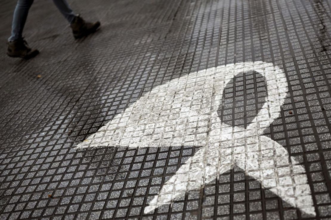 Una transeúnte pasa junto a un pañuelo blanco -símbolo de lucha y resistencia, que ha identificado a las integrantes de la asociación Madres de Plaza de Mayo-  el 21 de noviembre de 2022 en Buenos Aires, Argentina.