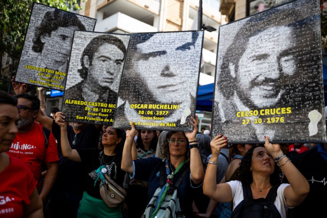 Manifestantes sostienen retratos de hombres que desaparecieron durante el último gobierno militar argentino durante una manifestación convocada por organizaciones sociales y de derechos humanos para recordar a las víctimas de la última dictadura en Argentina el 24 de marzo de 2024 en Buenos Aires, Argentina.