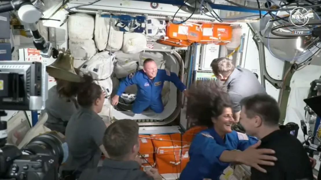 Suni Williams y Butch Wilmore se ven entrando en la Estación Espacial Internacional, saludando a los de la Expedición 71, el 6 de junio.