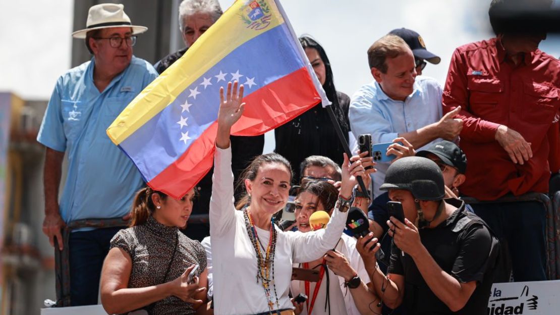 La líder opositora María Corina Machado iza una bandera venezolana durante la protesta opositora 'Gran Protesta Mundial por la Verdad' el 17 de agosto de 2024 en Caracas, Venezuela.