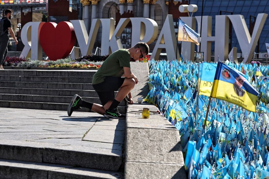 Un hombre honra la memoria de los caídos de Ucrania arrodillado ante el monumento de guerra ruso-ucraniano en Maidan Nezalezhnosti en el 33.º aniversario de la independencia de Ucrania el 24 de agosto de 2024 en Kyiv, Ucrania.