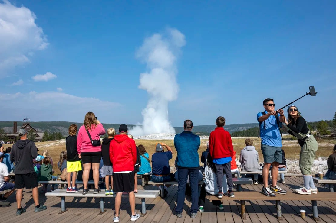 Los parques nacionales de Estados Unidos, como Yellowstone, registraron un aumento interanual de 13 millones de visitantes en 2023. Jonathan Newton/Getty Images