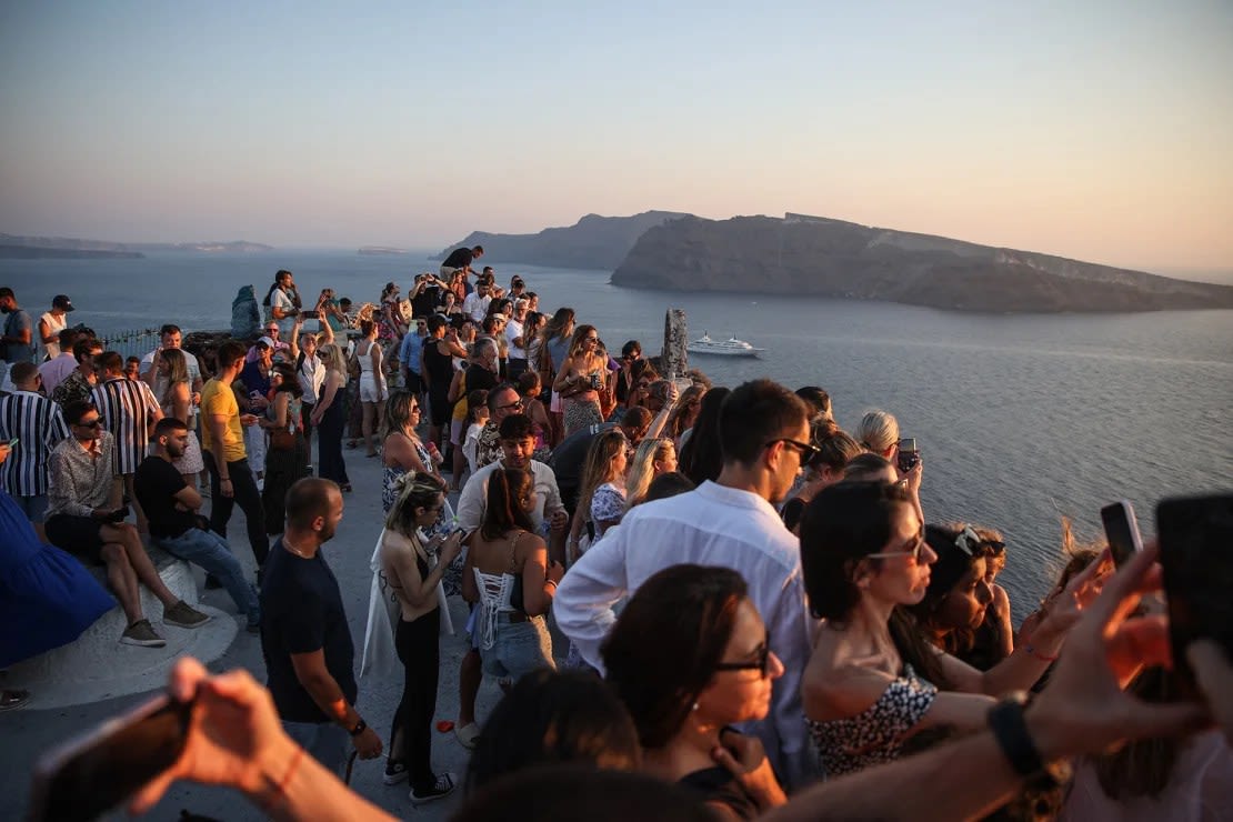 El exceso de turismo a los mismos destinos y las mismas ubicaciones está convirtiendo lugares como Santorini en un "infierno viviente". Aris Oikonomou/AFP/Getty Images