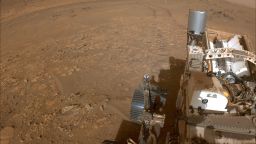 Una de las cámaras de navegación a bordo del rover Perseverance Mars de la NASA capturó esta de una de sus investigaciones finales el 30 de julio.