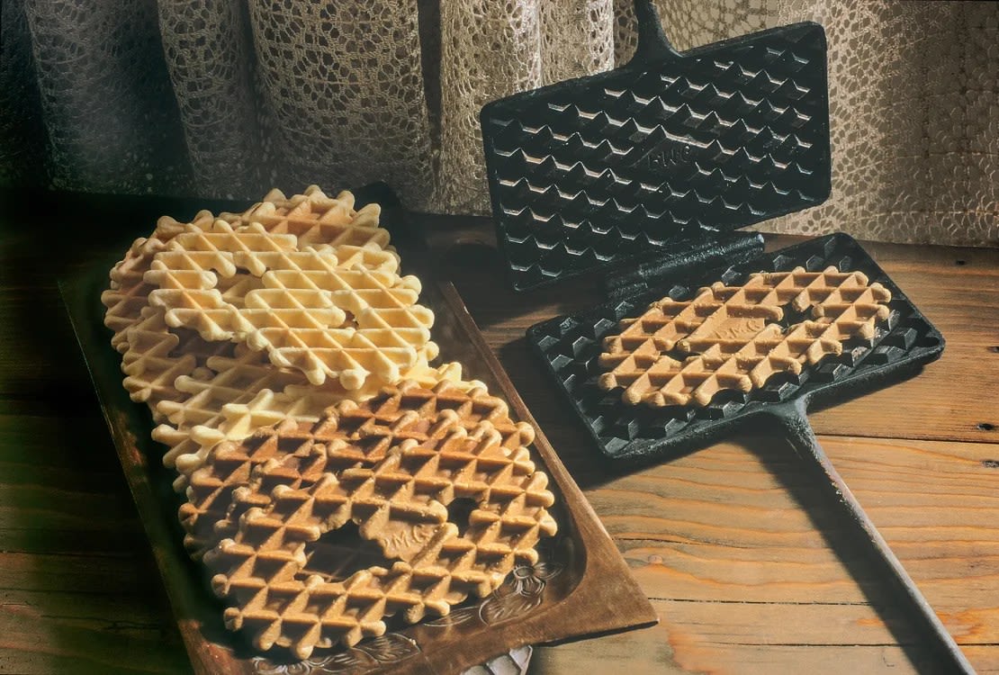 Se cree que las galletas de waffle italianas Ferratella, hechas con una prensa de hierro, son el vínculo entre las crustula y los waffles. Guido Paradisi/Alamy Stock Photo