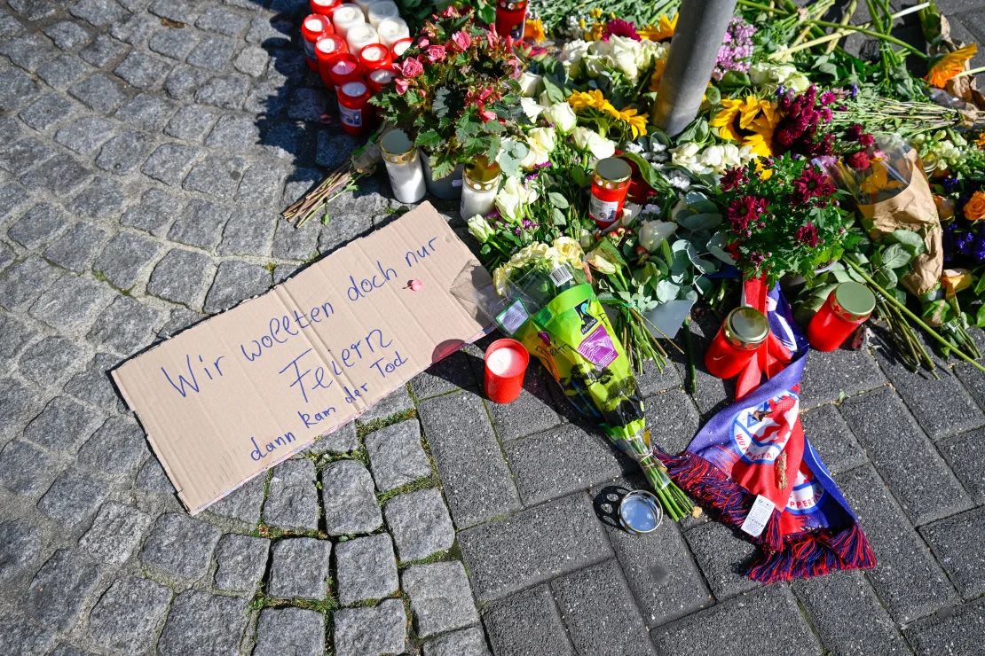 Flores, velas y tributos cerca del lugar de los apuñalamientos que dejaron tres muertos y ocho heridos el 24 de agosto de 2024 en Solingen, Alemania. Cortesía: Sascha Schuermann/Getty Images