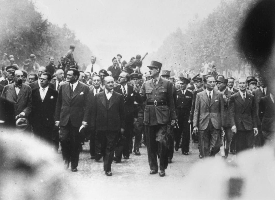 El general Charles De Gaulle recorre París con los trabajadores de la Resistencia triunfantes durante la Liberación de París el 26 de agosto de 1944.