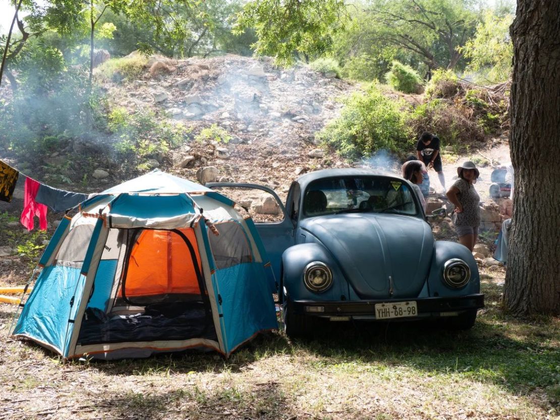 Un "Vocho" azul cielo (como se conoce en México a los Beetles de VW) forma parte de la familia durante un fin de semana de acampada en el centro de México. Crédito: Mirja Vogel