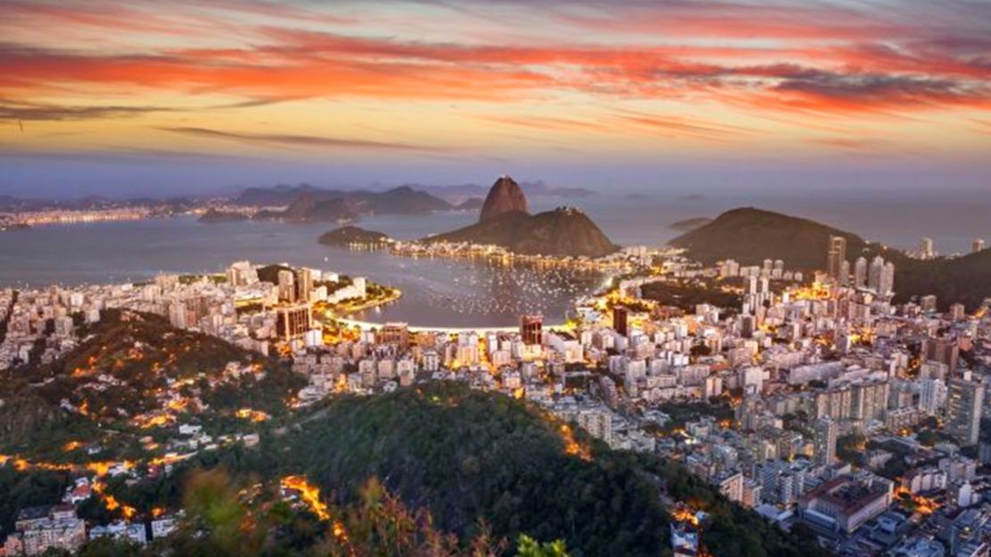 Río de Janeiro: La ciudad costera brasileña es el hogar de las celebraciones anuales de Carnaval y, según Time Out, el mejor lugar del mundo para la vida nocturna en este momento.