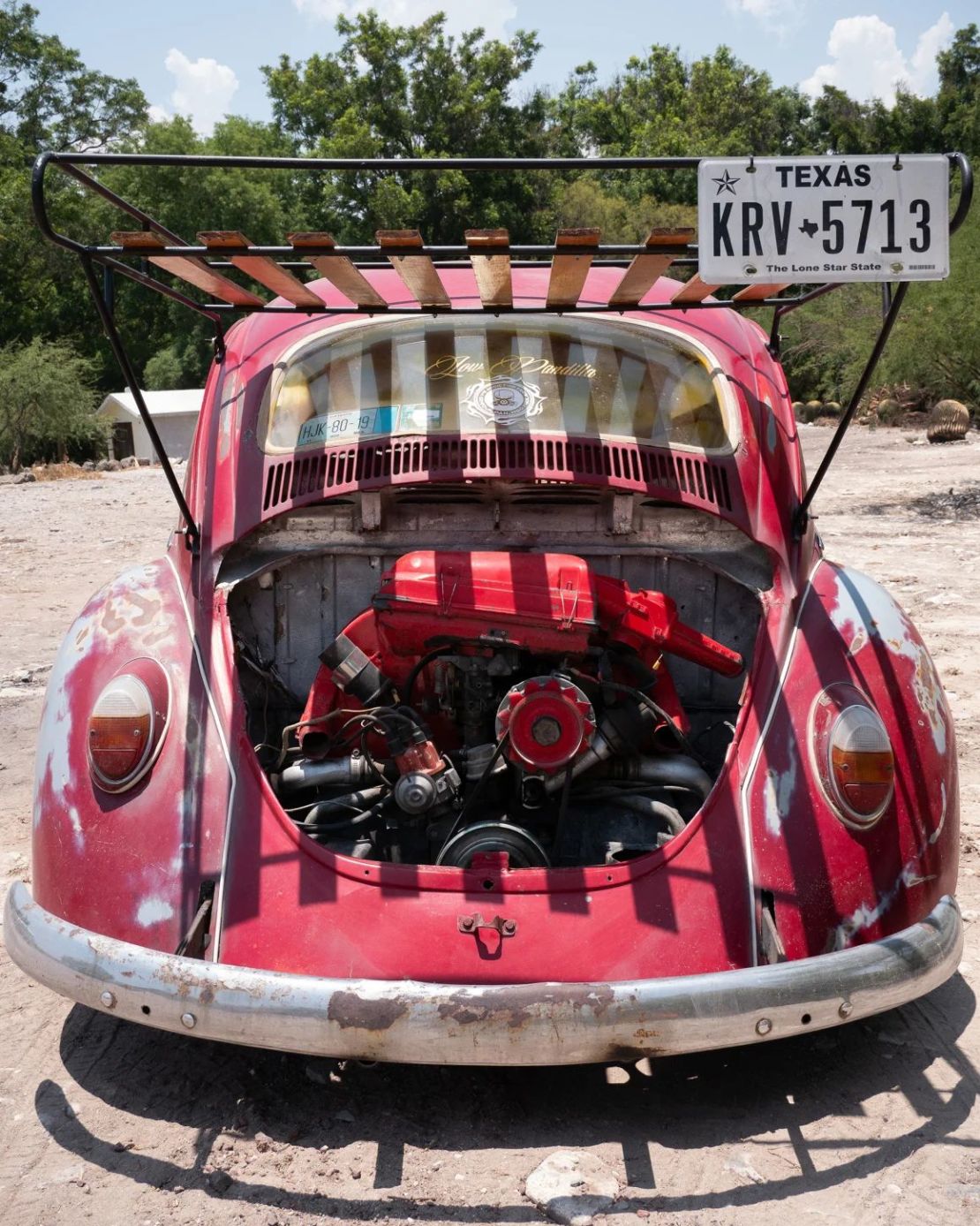 Un Beetle de Texas presenta con orgullo su motor trasero refrigerado por aire, un elemento básico del diseño del automóvil de Volkswagen. Crédito: Mirja Vogel