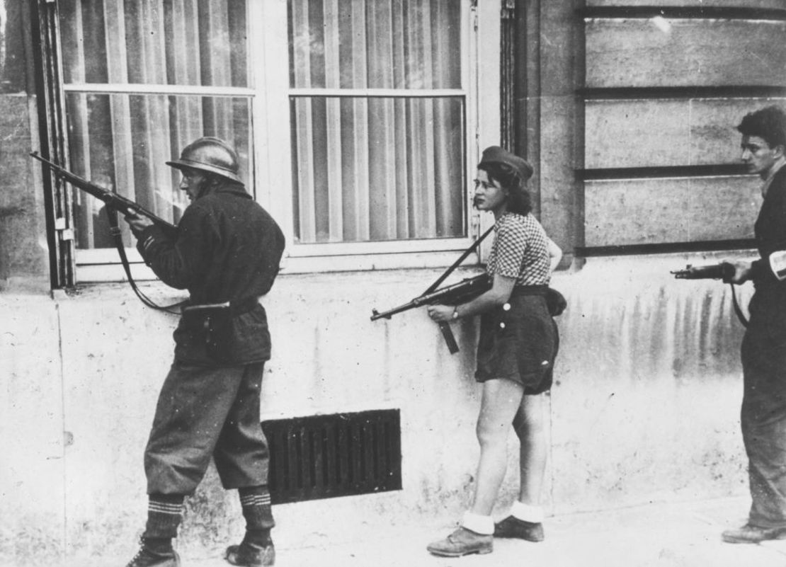 Combatientes armados en guardia durante la Liberación de París.