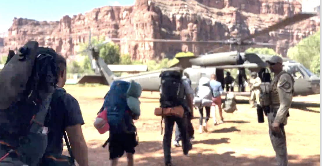 Fueron rescatados turistas y miembros de una tribu.