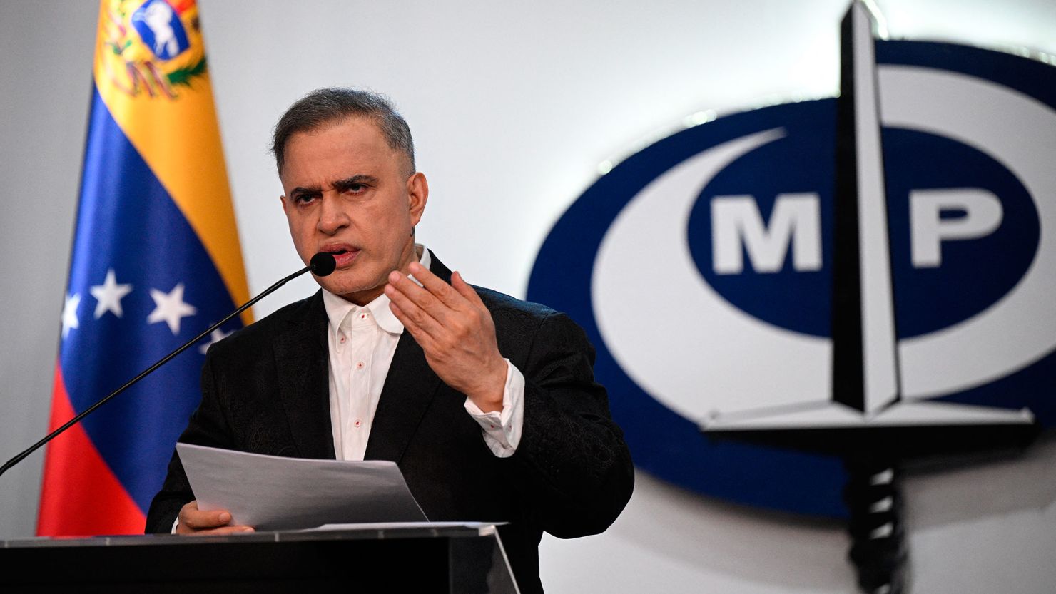 El fiscal general de Venezuela, Tarek William Saab, habla durante una conferencia de prensa en Caracas el 23 de agosto de 2024. Crédito: FEDERICO PARRA/AFP vía Getty Images
