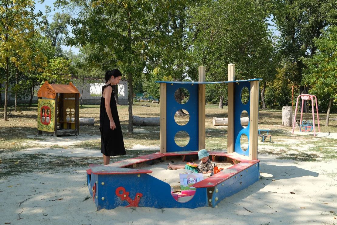 Arina y su hijo David pasan tiempo en un parque infantil en Pokrovsk el sábado 24 de agosto.