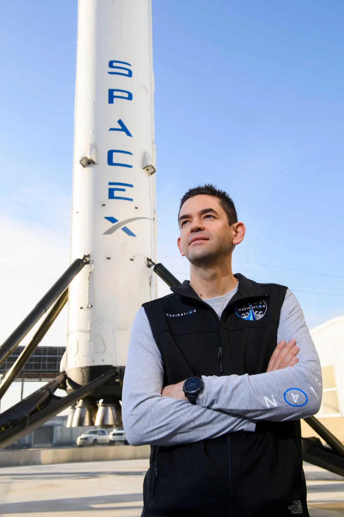 Jared Isaacman, fundador y director ejecutivo de Shift4 Payments, posa para un retrato delante de la primera etapa recuperada de un cohete Falcon 9 en la sede de SpaceX en California el 2 de febrero de 2021. La misión Inspiration4 de Isaacman, totalmente civil, recaudó más de US$ 250 millones para el Hospital de Investigación Infantil St. Jude.