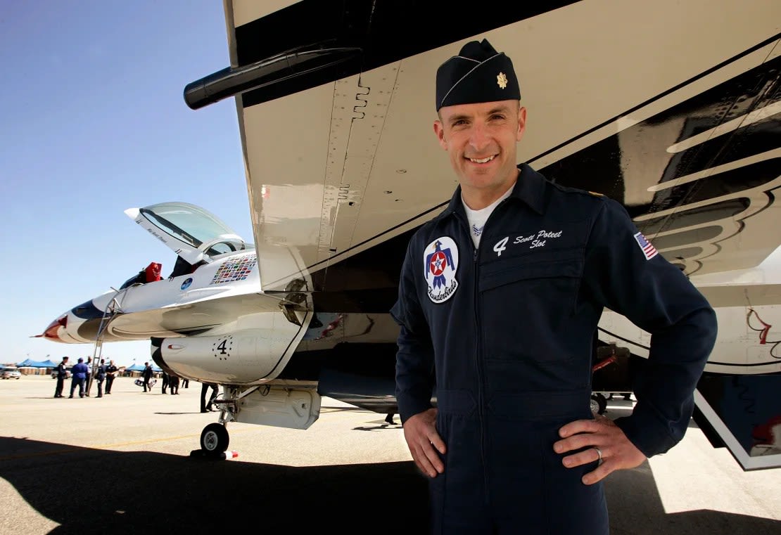 Scott Poteet debajo de un ala de su F-16 "Fighting Falcon" el 29 de marzo de 2007, durante su época como comandante de las Fuerzas Aéreas y miembro del equipo de demostración de vuelo de las Fuerzas Aéreas, los Thunderbirds.