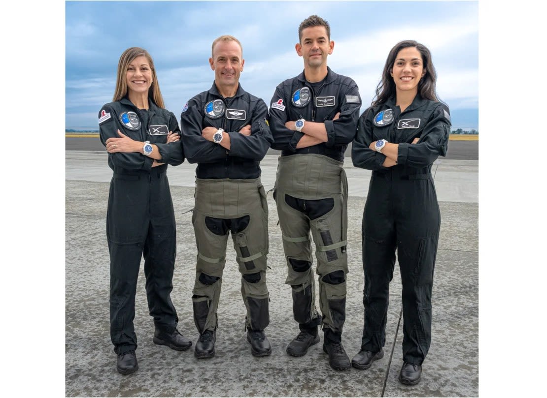 De izquierda a derecha: Anna Menon, Scott Poteet, Jared Isaacman y Sarah Gillis posan durante el entrenamiento para la misión Polaris Dawn.