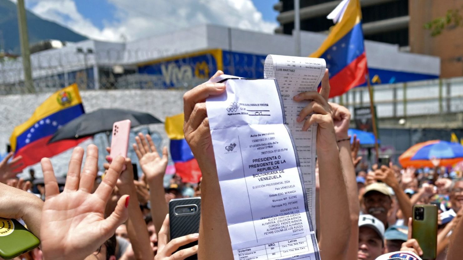 CNNE 1743159 - venezuela actas comanditos oposicion gettyimages-2166410668