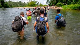 Migrantes cruzan el río Tuquesa cerca del poblado Bajo Chiquito, el primer control fronterizo de la provincia de Darién en Panamá, el 21 de septiembre de 2023. Crédito: LUIS ACOSTA/AFP vía Getty Images