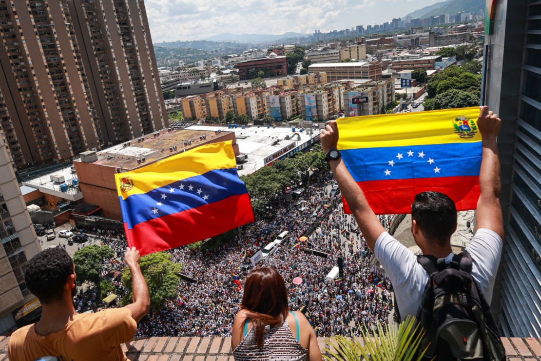 Simpatizantes ondean banderas venezolanas el 17 de agosto de 2024 en Caracas, Venezuela.