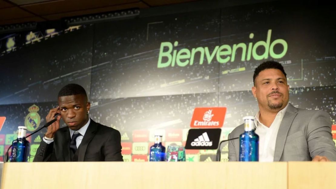 Vinícius, visto aquí en julio de 2018 con Ronaldo Nazário, busca emular a O Fenômeno y ganar el Balón de Oro.