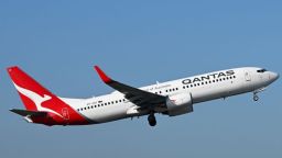Un avión de Qantas despega del Aeropuerto de Melbourne el 31 de julio de 2024.