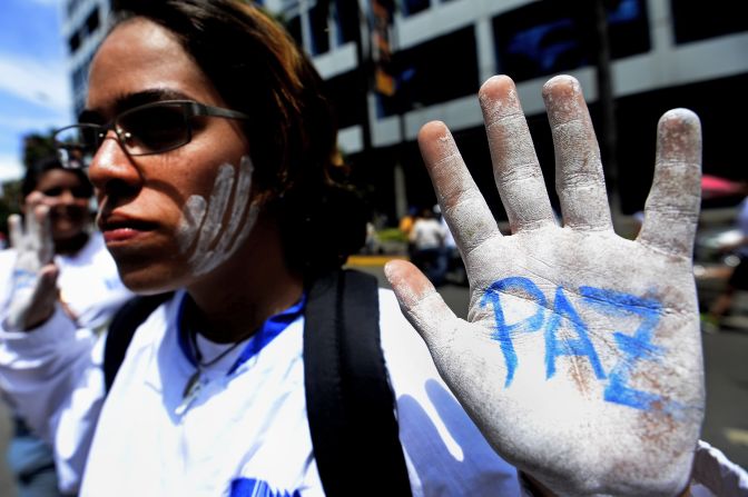 Además de Leopoldo López, otros diez venezolanos realizan un ayuno como medida de protesta. En la imagen una manifestante opositora en Caracas.