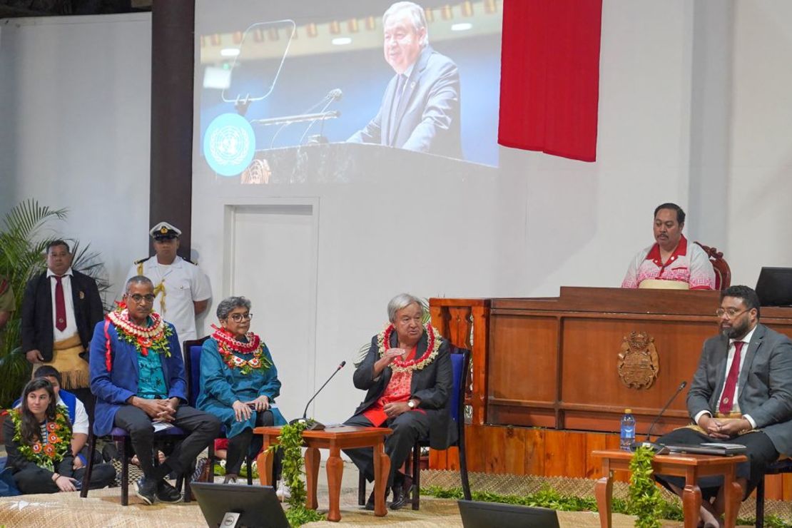 El secretario general de la ONU, António Guterres, habla junto al príncipe heredero de Tonga, Tupoutoa 'Ulukalala, y lord Fatafehi Fakafanua, presidente del parlamento de Tonga, en Nuku'alofa, Tonga, el 26 de agosto de 2024. Crédito: Katalina Siasau/AFP/Getty Images